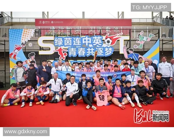 昔日足球前队友重聚赛场再续辉煌友谊与激情的故事